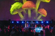 Im Berliner Zeiss-Großplanetarium kombiniert die Band Orbit ihre psychedelische Musik mit von Künstlicher Intelligenz erzeugten Bildern, die an die Wand projiziert werden.