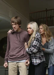 (v.l.n.r.) Andy (Percy Hynes White); Lauren (Natalie Alyn Lind); Kate (Amy Acker) (v.l.n.r.) Andy (Percy Hynes White); Lauren (Natalie Alyn Lind); Kate (Amy Acker)