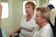 Bonnie Kelly (Lynne Marie Stewart, l.); Mrs. Mac (Sandy Martin, r.)