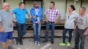 Lagebesprechung, von links: Heinz, die Trödelexperten Otto Schulte, Sükrü Pehlivan und Mauro Corradino, Michaela und Klaus.