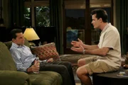 Da Charlie (Charlie Sheen, r.) Angst hat sich von Jake trennen zu müssen, falls Alan (Jon Cryer, l.) und Judith wieder zusammenziehen und ihren Sohn mitnehmen, versucht er Alan von der Beziehung abzuhalten ...