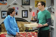 Stephen Hawking wird an der Universität einige Vorträge halten, und Howard (Simon Helberg, l.) wird mit der Wartung seines Rollstuhls betraut. Da Hawking Sheldons (Jim Parsons, r.) großes Vorbild ist, bettelt er Howard so lange an, bis er ihm verspricht, dem Genie eine seiner Arbeiten zum Lesen zu geben ...
