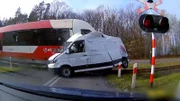 Ein Transporter wird von einem Zug erfasst