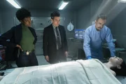 (v.l.n.r.) Special Agent Tiffany Wallace (Katherine Renee Kane); Special Agent Stuart Scola (John Boyd); Dr. Neil Mosbach (Thomas Philip O'Neill)