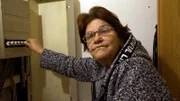 Bei Regina (69) läuft gerade alles schief - die Rentnerin hat einen kompletten Stromausfall in ihrer Einzimmerwohnung.; Bei Regina (69) läuft gerade alles schief – die Rentnerin hat einen kompletten Stromausfall in ihrer Einzimmerwohnung.