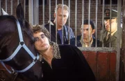 Da staunen (v.r.) Viktor (Waldmar Kobus), Murat (Fatih Cevikkollu) und Harry (Norbert Heisterkamp) nicht schlecht: Atze (Atze Schröder) hat es nicht übers Herz gebracht, "Django" zu töten...