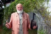Sepp Forcher vor der Andreaskirche.