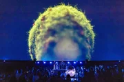 Passend zu ihren atmosphärischen Synthesizer-Leads profitiert die Band Orbit von einer Bildsprache, die von Künstlicher Intelligenz erzeugt wurde.