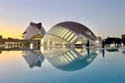 Das Gebäude L’Hemisfèric, dahinter die Oper von Valencia in der „Stadt der Künste und der Wissenschaften“: Insgesamt verleihen mehrere unterschiedliche Bauten dem Kulturareal einen futuristischen Charakter.