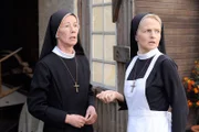 Schwester Agnes ertappt Schwester Felicitas beim Rauchen (v.li.: Karin Gregorek, Emanuela von Frankenberg).