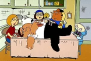 Nach einer feucht-fröhlichen Party ist Peter (vorne) am nächsten Tag total verkatert und schläft auf dem Küchentisch.