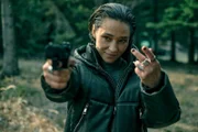 Tamar (Sabine Timoteo) bedroht die flüchtende Nela mit einer Waffe und fordert sie auf zurückzukommen.