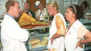 Rita (Gaby Köster, 2.v.r.) kann's nicht fassen. Kevin (Kevin Lorenz, M.) soll Bernie (Georg Alfred Wittner, 2.v.l.) an der Fleischtheke vertreten, weil er sich verletzt hat. Schumann (Lutz Herkenrath) hält das für eine gute Idee. (re.: Gisi (Franziska Traub))