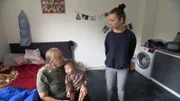 Petra (li.) stattet Lisa einen spontanen Besuch ab. Sie hat ihre Enkelin und Urenkelin Prya schon seit zwei Monaten nicht mehr gesehen und ist etwas aufgeregt.