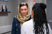 Nadia Affolter (Mina), Freema Agyeman (Dr. Helen Sharpe).