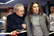 Bibi Fellner weiß, dass Aziz hinter dem Brandanschlag auf die ehemalige Prostituierte steckt. - Im Bild: Harald Krassnitzer (vorne li.), Adele Neuhauser (vorne re.).
