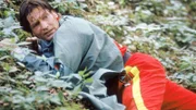 Dr Lüdwitz (Rainer Grenkowitz) versteckt sich im Unterholz. Die Killer der Russenmafia sind ihm dicht auf den Fersen.