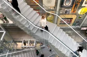Das Atrium des Depots des Museums Boijmans van Beuningen ist Treppenhaus und Ausstellungsraum zugleich. Hier gehen der kunstvoll gestaltete Raum und die Kunstwerke eine Symbiose ein.
