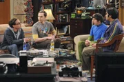 Howard (Simon Helberg, 2.v.r.) hat aufregende Neuigkeiten für seine Freunde Sheldon (Jim Parsons, 2.v.l.), Raj (Kunal Nayyar, r.) und Leonard (Johnny Galecki, l.), denn in der Zeit, in der der Physiker Stephen Hawking an der Uni einige Vorträge an ihrer Universität halten wird, soll er die Wartung von dessen Hightech-Rollstuhl übernehmen. Sheldon kann es nicht fassen und ist bereit, alles zu tun, um seinen Helden kennenzulernen ...