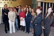 Vor allen Angestellten brüskiert Sophie Lisa schließlich mit der Aufforderung, ihr Amt niederzulegen - doch die reagieren anders als erwartet ... (v.l.n.r.: Hugo (Hubertus Regout), Lisa (Alexandra Neldel), Rokko (Manuel Cortez), Max (Alexander Sternberg), Helga (Ulrike Mai), Inka (Stefanie Höner), Hannah (Laura Osswald), Sophie (Gabrielle Scharnitzky))