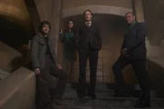 (2. Staffel) - Das perfide Spiel von Dr. Hannibal Lecter (Mads Mikkelsen, 2.v.r.) geht für Will (Hugh Dancy, l.), Alana (Caroline Dhavernas, 2.v.l.) und John Crowford (Laurence Fishburne, r.) in die nächste Runde ...