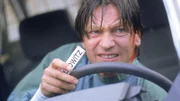 Dr. Lüdwitz (Rainer Grenkowitz) hat sein Fluchtauto zu Schrott gefahren und muss zu Fuß weiterfliehen. Er hinterläßt sein Namensschild im Auto, damit seine Crew einen Anhaltspunkt über seinen Aufenthaltsort bekommt.
