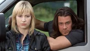 Parker (Beth Riesgraf) und Eliot Spencer (Christian Kane) observieren einen Hellseher, der regelmäßig seine Kunden ausnimmt.