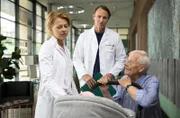 Als Otto Stein (Rolf Becker, re.) in der Sachsenklinik Dr. Ina Schulte (Isabell Gerschke, li.), die Ex-Freundin seines Sohnes Martin (Bernhard Bettermann, mi.), trifft, lädt er sie spontan zum ersten Geburtstag seiner Enkelin Klara ein.