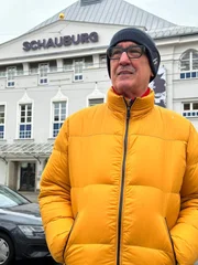 Der ehemalige Türsteher Hermann Boldt vor dem Gebäude der Schauburg, in dem früher die Disco Blow Up beheimatet war