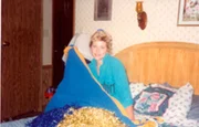 Die Frau sitzt auf dem Bett