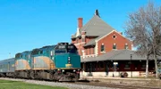 Der Personenzug von Via Rail erreicht den Bahnhof von Dauphin.