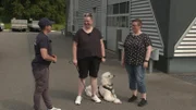 v.l.: Trainerin Melle Hofmann, Carmen, Hund Otto und Dana