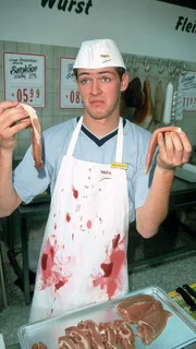 Das hat er jetzt davon: Kevin (Kevin Lorenz) vertritt Bernie an der Fleischtheke. Was ist jetzt hier Nackensteak?