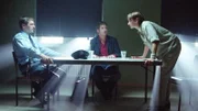 Die ewigen Kontrahenten Hendrik (Ulrich Drewes, li.) und Sascha (Barbara Sotelsek) haben sich auf ein Mediationsgespräch mit dem Mediator Wolf (Thomas Kienast) eingelassen. Doch schon beim ersten Gespräch eskaliert die Situation und die beiden gehen aufeinander los...