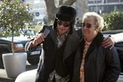 Eddie (Christoph Letkowski, l.) und Charly (Kalle Pohl) haben sich von dem gefundenen Geld neu eingekleidet und fahren mit einer Stretch-Limo zu dem Hotel, vor dem Eddie noch am Morgen als Penner gedemütigt wurde.