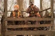 Hazel (Farrah Mackenzie, l.); Riley (Parker Young, r.)