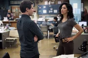 Jake Peralta (Andy Samberg, l.); Rosa Diaz (Stephanie Beatriz, r.)
