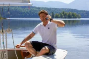 Statt zum Tatort zu fahren, muss Kommissar Hansen (Igor Jeftic) mit seinem Segelboot erst mal an Land kommen.