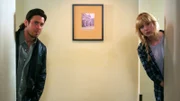 Eliot Spencer (Christian Kane) und Parker (Beth Riesgraf) sind vor dem FBI auf der Flucht und müssen deshalb ihre Umgebung ständig im Auge behalten.
