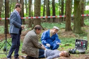 Die 17-jährige Nadine Bomke (Marie Bendig, liegend) wird von ihrer Schwester Paula mit einem Kopfschuss tot im Wald aufgefunden. Pathologe Dr. Strahl (Christoph Tomanek, r.) erklärt Lars Englen (Ingo Naujoks, l.) und Finn Kiesewetter (Sven Martinek, M.) seine erste Einschätzung zu dem Fall.