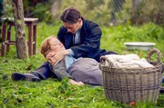 Fidelis Waldvogel (Jonas Nay) kümmert sich um Eva (Leonie Benesch), die hochschwangere Verlobte eines gefallenen Kameraden.