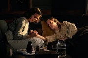 Delphine (Aylin Tezel) pflegt die schwerkranke Eva (Leonie Benesch).