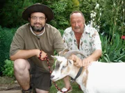 Ziegenbock Sammy soll das Ökosystem im Garten wieder herstellen. Damit verstößt Alternativ-Gärtner Björn (l.) gegen die Bundeskleingartenverordnung. Willy, Chef der Kleingartenanlage "Zum friedlichen Nachbarn" geht auf die Barrikaden.