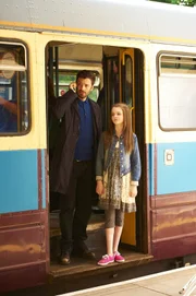 Joe Ashworth (David Leon, l.); Jessie Ashworth (Olivia Armstrong, r.)