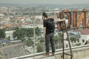 Robert Joe auf dem Dach eines Gebäudes in Java, Indonesien.