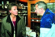 Nikola (Mariele Millowitsch) lernt in der Elternsprechstunde Peters charmanten Sport- und Biologielehrer Thomas Thewes (Robert Giggenbach) kennen. Ob daraus mehr werden kann, soll ein Date entscheiden.
