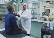 Dr. Shaw (Will Sasso, r.) verschreibt Steve McGarrett (Alex O'Loughlin, l.) Ruhe. Doch wird er sich daran halten?