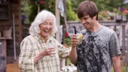 Mrs. Bell (Anna Ferguson) und Ty (Graham Wardle) (v.l.) freuen sich