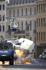 In einer spektakulären Verfolgungsjagd quer durch die Stadt versuchen Semir (Erdogan Atalay, l.) und Ben (Tom Beck) mit dem Helikopter den Polizeitruck mit dem flüchtigen Vladic zu stoppen...