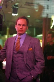 Im Jahre 1985: Der erfolgreiche Börsenmakler Charles Danville (William Bumiller) ahnt noch nicht, dass sein Leben bald ein Ende haben wird ...